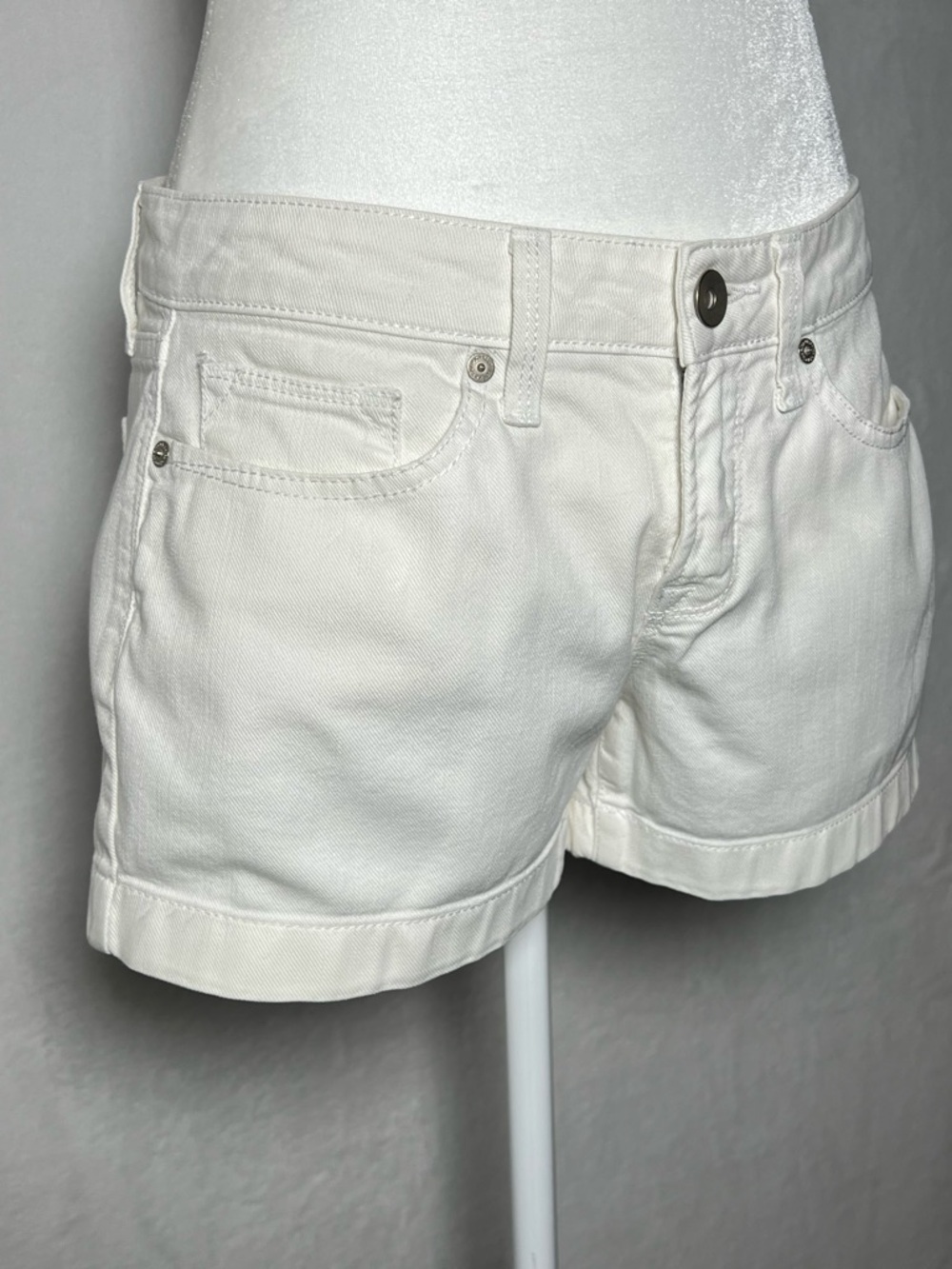 jcp White Cotton Blend Low Rise Shorts - size 4 - Picture 3 of 10